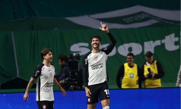 Gustavo Henrique, do Corinthians, comemora após marcar gol na partida de volta das oitavas de final da Copa do Brasil 2025 entre Palmeiras e Corinthians, no Allianz Parque, em São Paulo