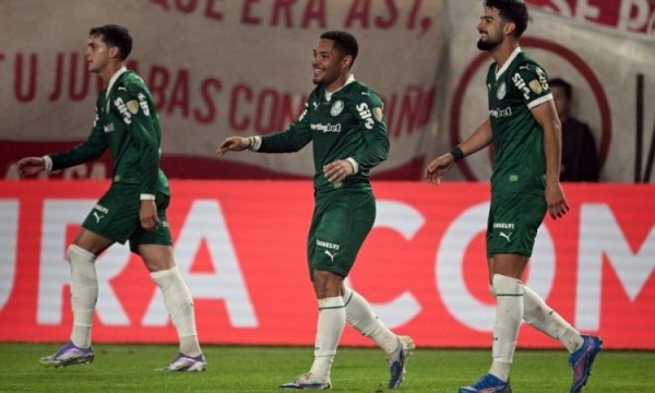 Atacante #09 do Palmeiras, Vitor Roque (C), comemora o terceiro gol de sua equipe durante a partida de ida das oitavas de final da Copa Libertadores entre o Universitário do Peru e o Palmeiras do Brasil no estádio Monumental \'U\' Marathon, em Lima