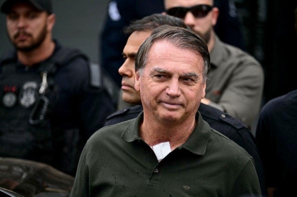 O ex-presidente Jair Bolsonaro (PL) após sair do hospital DF Star, em Brasília. Foto: Pablo Porciuncula/AFP... Leia mais em https://www.cartacapital.com.br/politica/bolsonaro-deixa-hospital-apos-passar-por-procedimento-medico-e-volta-a-prisao-domiciliar/. O conteúdo de CartaCapital está protegido pela legislação brasileira sobre direito autoral. Essa defesa é necessária para manter o jornalismo corajoso e transparente de CartaCapital vivo e acessível a todos