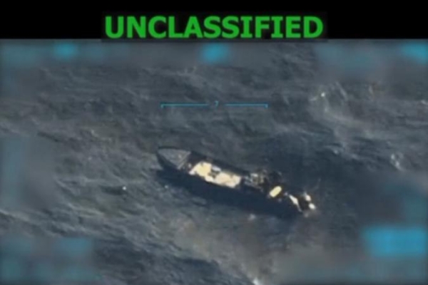 Captura de vídeo da conta de Donald Trump no Truth Social mostra uma embarcação no Mar do Caribe