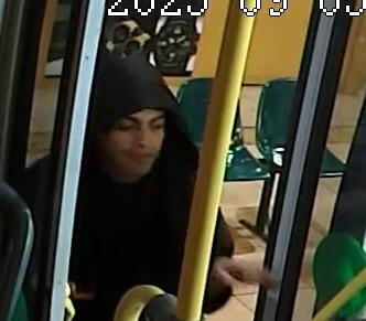 Na tarde desta quinta-feira (25), a Polícia Civil de Toledo cumpriu um mandado de prisão preventiva contra um homem de 24 anos, suspeito de envolvimento em um roubo ocorrido no dia 5 de setembro, na Vila Becker.  De acordo com as investigações, a vítima retornava do trabalho por volta das 22h30 e, ao desembarcar em um ponto de ônibus na Rua Guarani, foi seguida pelo suspeito. Armado com um tijolo, o agressor atingiu a vítima diversas vezes, causando perda de consciência e ferimentos na face e no crânio. Em seguida, ele roubou o aparelho celular e dinheiro que a vítima carregava.  O homem preso foi encaminhado à Cadeia Pública de Toledo, onde permanece à disposição da Justiça. A vítima recebeu atendimento médico, teve alta horas depois e segue em recuperação dos ferimentos.