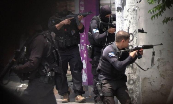 Uma megaoperação envolvendo cerca de 2.500 policiais civis e militares foi deflagrada nos complexos da Penha e do Alemão, na Zona Norte do Rio de Janeiro