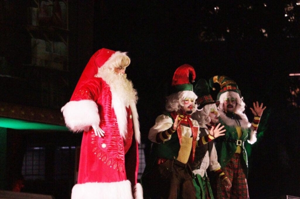 Espetáculo na Santos Andrade abriu a programação do Natal de Curitiba (Fotos: Luís Pedruco)