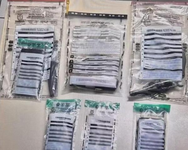 O delegado de Polícia Civil, Ricardo Moraes Faria dos Santos, concedeu entrevista nesta segunda-feira (02) detalhando o duplo homicídio ocorrido na madrugada de domingo (01), em Francisco Beltrão, no sudoeste do Paraná. O caso envolveu um motorista de aplicativo, dois passageiros — irmãos — e uma passageira.  De acordo com a investigação, o motorista foi acionado para realizar uma corrida entre os bairros Padre Ulrico e Cantelmo. Durante o trajeto, os passageiros consumiam bebida alcoólica e acabaram derramando cerveja no interior do veículo. Após o desembarque, o motorista percebeu ainda que uma bolsa feminina havia sido esquecida no banco traseiro.  Ao retornar ao endereço para entregar a bolsa e relatar que o derramamento da cerveja teria feito com que ele perdesse aquela noite de trabalho, houve um desentendimento entre os dois passageiros e o motorista, afirmou o delegado.  Segundo o relato do motorista à polícia, os passageiros reagiram ao comentário. Um dos irmãos, que estava armado com um revólver calibre .22, teria tentado sacar a arma durante a discussão. O motorista, que portava uma pistola calibre 9mm, afirma que foi neste momento que efetuou os disparos.  Ainda conforme o delegado, o segundo irmão passou a atacar o motorista com uma faca e também foi baleado. Um dos homens, identificado como Adriano, morreu no local. O outro, Jefferson, chegou a ser socorrido, mas não resistiu aos ferimentos e morreu posteriormente.  Após os disparos, o motorista permaneceu no local e acionou o Serviço de Atendimento Móvel de Urgência (SAMU). A Polícia Militar foi acionada após denúncias de tiros e apreendeu a pistola calibre 9mm, o revólver calibre .22 e a faca. Segundo a polícia, nenhuma das armas possuía autorização de porte no momento da ocorrência, e o revólver também não era registrado.  O motorista afirmou em depoimento que agiu em legítima defesa. O delegado destacou que ele é réu primário, não possui antecedentes criminais e colaborou com as investigações. Mesmo assim, foi autuado pelos crimes de homicídio e porte irregular de arma de fogo de uso restrito, já que, embora a pistola estivesse registrada, o motorista não tinha autorização para portá-la.  A terceira passageira não se feriu e prestou depoimento à Polícia Civil.  O caso foi encaminhado ao Poder Judiciário e, após audiência de custódia, a Justiça decidiu que o motorista responderá ao processo em liberdade. O alvará de soltura foi expedido levando em consideração os antecedentes do investigado e sua conduta após os fatos, como o acionamento do socorro e a permanência no local.  A Polícia Civil do Paraná segue com as investigações para a conclusão do inquérito.