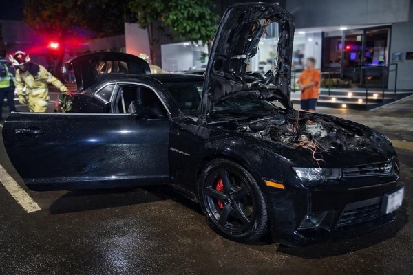 Fogo sendo apagado pelos bombeiros. Foto: CGN.