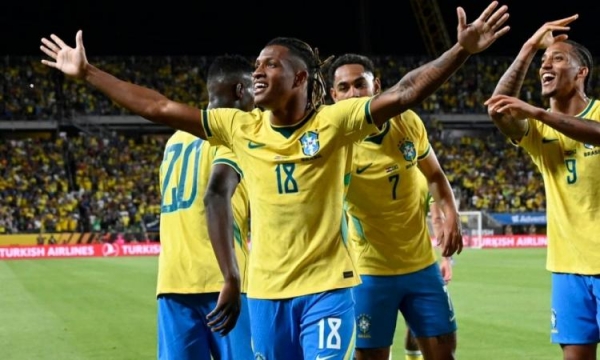 Danilo, do Brasil, comemora o seu gol na partida amistosa contra a Croácia realizada no Camping World Stadium, em Orlando, nos Estados Unidos, nesta terça-feira (31)