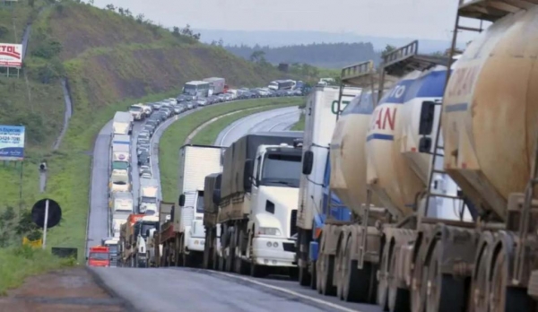 Caminhoneiros pressionam o Senado a aprovar a MP do frete rodoviário sob risco de entrarem em greve nacional. (Foto: Valter Campanato/Arquivo Agência Brasil)