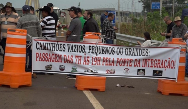 Caminhoneiros dizem que novas regras de circulação na Ponte da Integração não resolveram as longas filas e a falta de infraestrutura básica no lado paraguaio. (Foto: Reprodução/Ric RECORD)