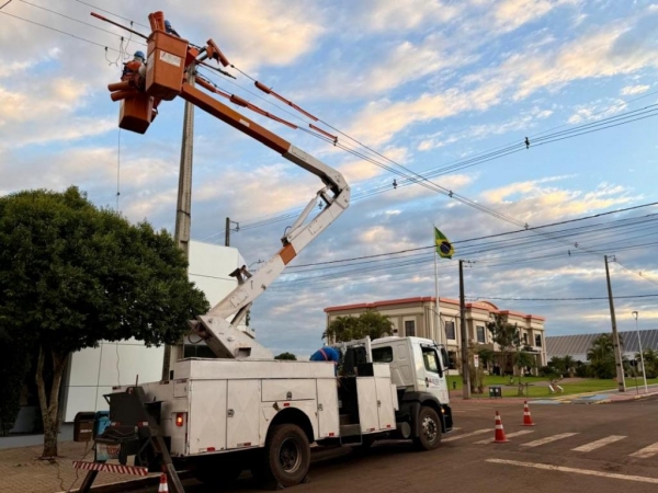 Boa parte da região central de Mercedes ficará sem energia elétrica nesta sexta-feira (7). O desligamento programado pela Copel está previsto para ocorrer das 10h às 17h e tem como objetivo a realização de melhorias e ampliações na rede de distribuição.  A interrupção afetará residências, estabelecimentos comerciais e órgãos públicos localizados nas áreas abrangidas. Entre os imóveis atingidos está o Paço Municipal, onde a falta de energia interromperá o funcionamento da internet e dos sistemas informatizados utilizados para o atendimento ao público.  Em razão disso, a Prefeitura de Mercedes atenderá somente no período da manhã. À tarde, não haverá expediente, já que os serviços administrativos e os sistemas eletrônicos ficarão indisponíveis.  A Copel orienta moradores e comerciantes da região afetada a se programarem com antecedência, especialmente aqueles que dependem de equipamentos elétricos ou atendimento em repartições públicas durante o período do desligamento.  Serão atingidos trechos da Avenida João XXIII e das ruas Bogotá, Cunhaporã, Esperança, Florianópolis, Henrique Dillenburg, João Pessoa, Lima, Lisboa, Luiz Lorenzoni, Monte Castelo, Porto Alegre, Roma, Romano Groff e Santo Ângelo.   A companhia informa ainda que o desligamento poderá ser cancelado ou adiado em caso de condições climáticas desfavoráveis.