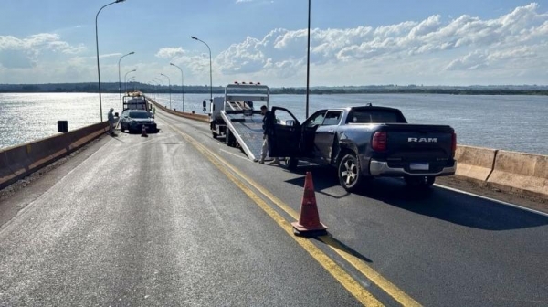 Uma caminhonete roubada foi recuperada após uma fuga que terminou em acidente na Ponte Ayrton Senna, em Guaíra. O caso aconteceu na tarde de sábado (08).  Conforme as informações, a equipe da PRF realizava fiscalização na Unidade Operacional da Ponte, na BR-163, quando tentaram abordaram a RAM Rampage.  O condutor empreendeu fuga na Ponte Ayrton Senna e colidiu com alguns veículos. A fuga só terminou quando a RAM bateu frontalmente com outro carro, que seguia no sentido oposto.  O condutor da RAM foi preso e a PRF descobriu que o veículo havia sido roubado em Telêmaco Borba (PR). Ele e o veículo foram encaminhados à Delegacia de Polícia Civil de Guaíra.   A Concessionária Via Campo também esteve no local e o trânsito ficou em pare e siga até a remoção dos veículos envolvidos.